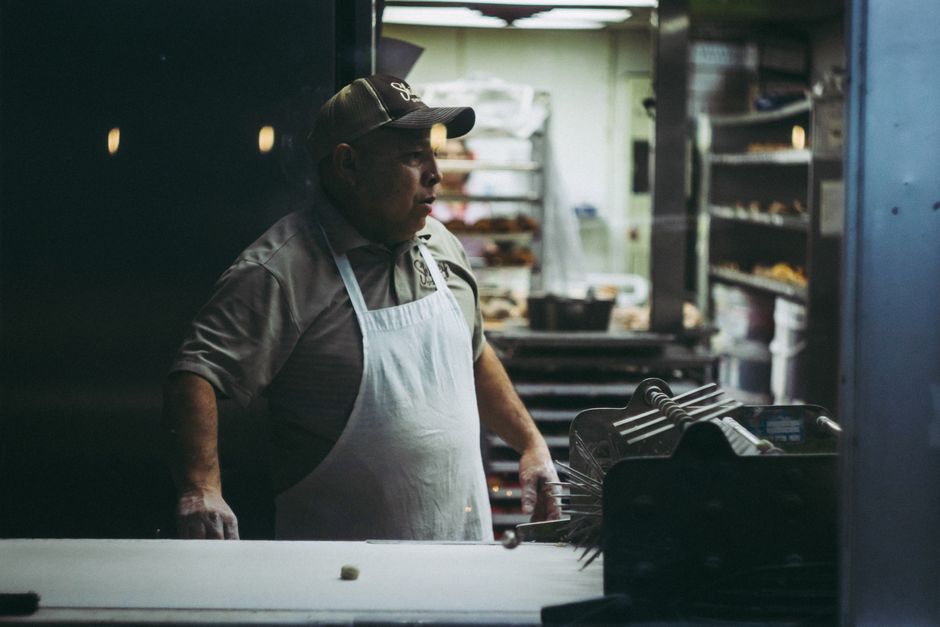 Patiserul nostru pregateste donuts proaspeti
