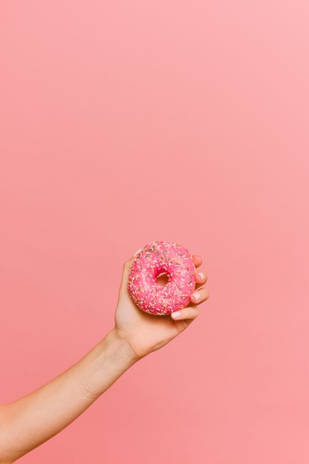 Donut cu capsune si glazura roz