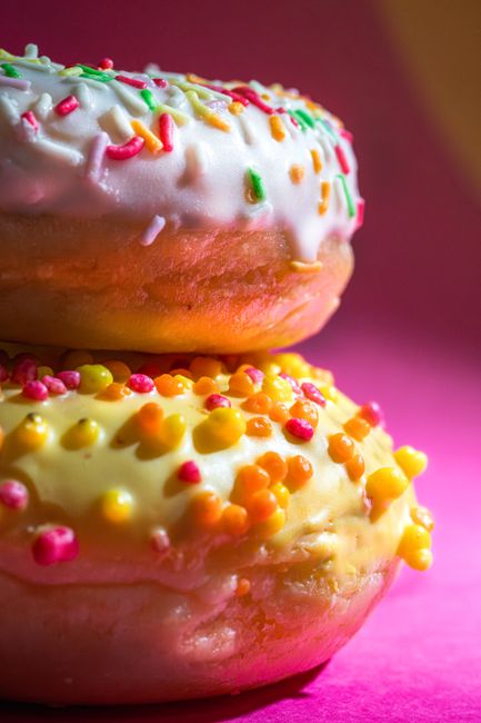 Donut cu glazura roz si topping proaspat